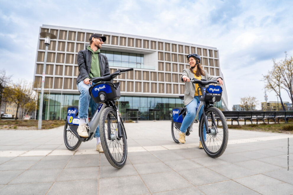 Mann und Frau stehen nebeneinander mit ihren MyRadl Leihrädern.
