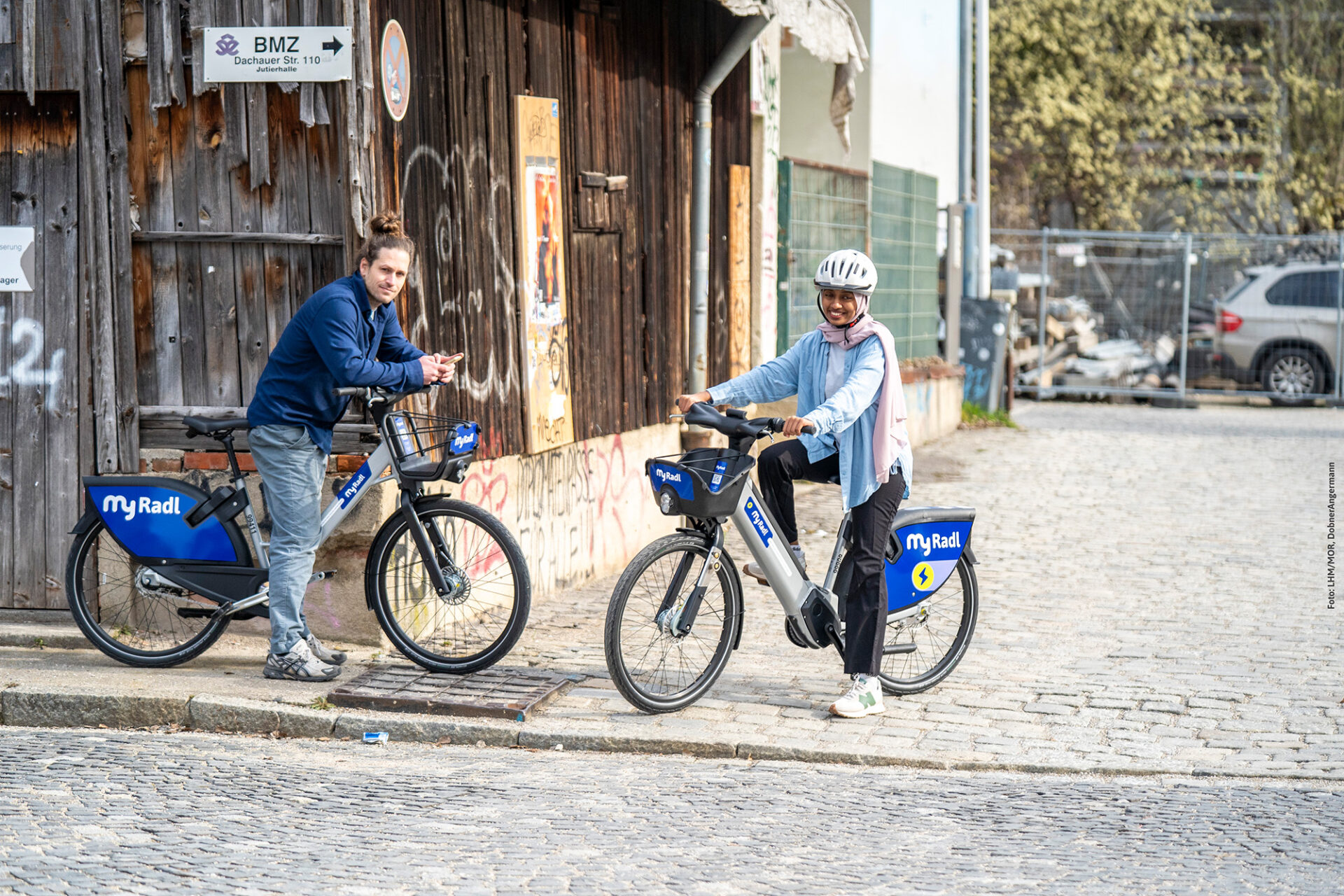 Man and women on their MyRadl classic bike and e-bike smiling into the camera.